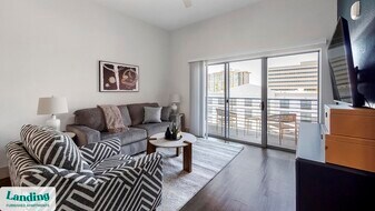 2323 E Highland Ave in Phoenix, AZ - Building Photo