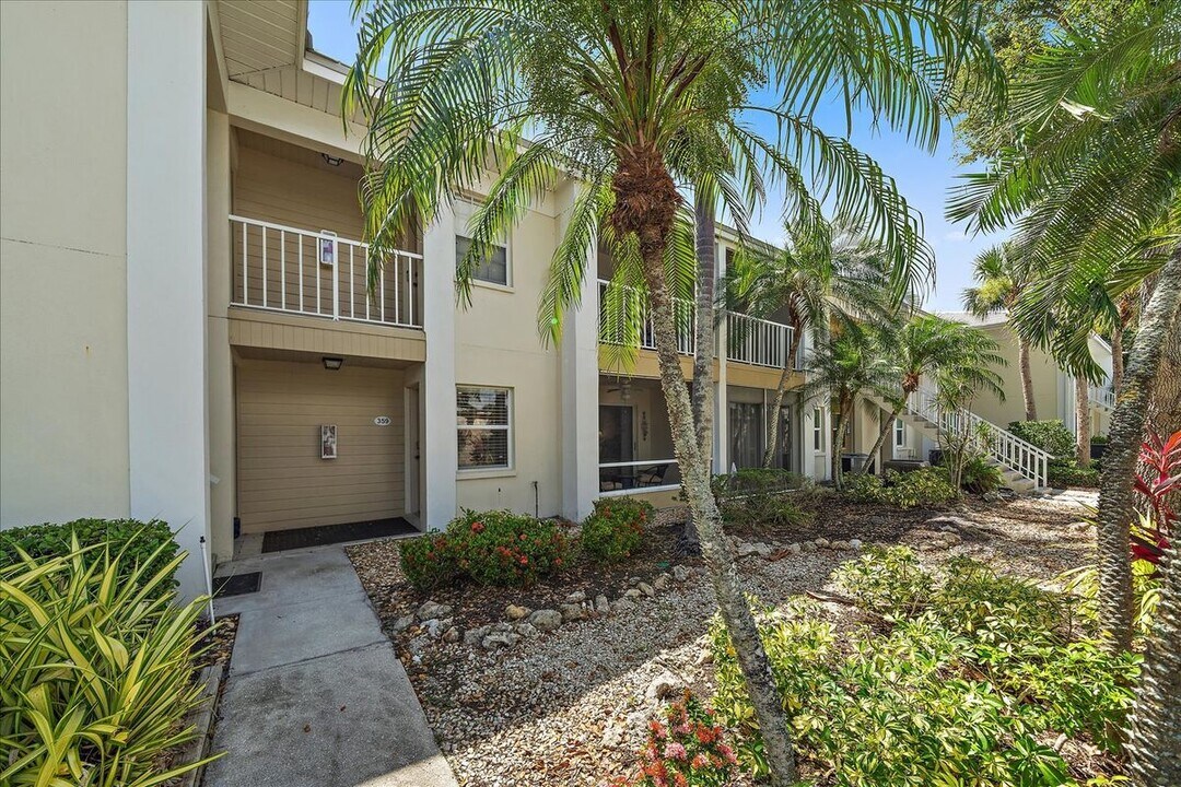 425 Cerromar Terrace in Venice, FL - Building Photo