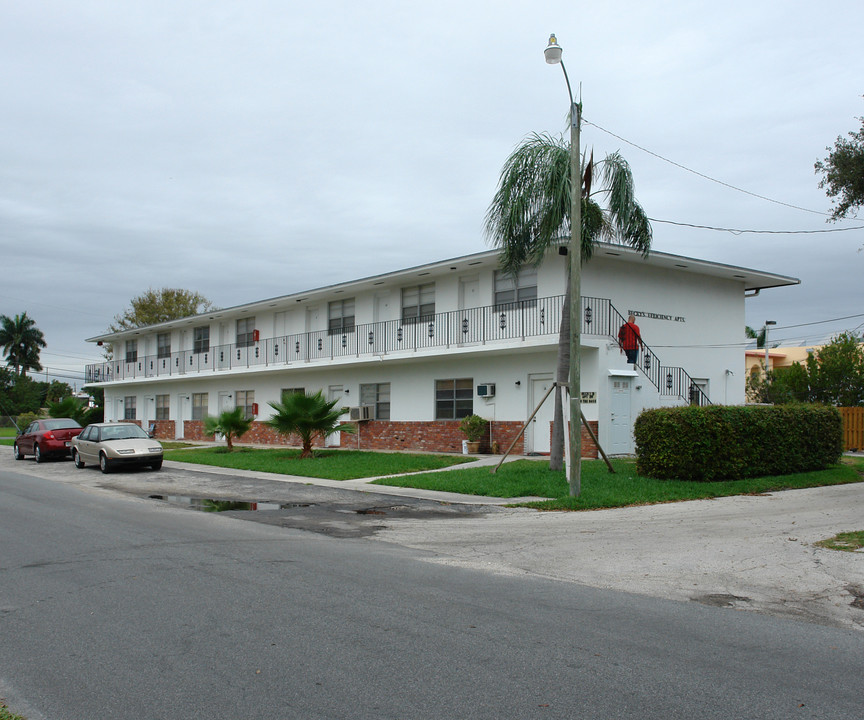 Becky's Apartments in Dania, FL - Foto de edificio