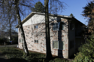 Royal Gardens Apartments in Portland, OR - Building Photo - Building Photo