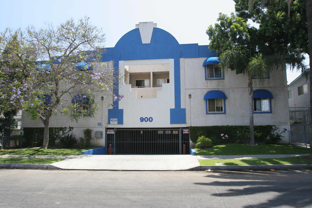 900 Rose Ave in Long Beach, CA - Building Photo