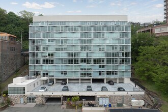 100 Thompson Ln in Edgewater, NJ - Foto de edificio - Building Photo