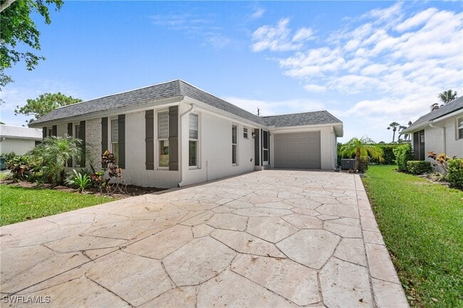 250 Lanchester Ct in Naples, FL - Building Photo - Building Photo