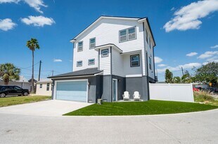 429 137th Ave Cir in Madeira Beach, FL - Building Photo