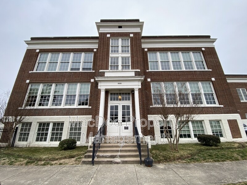 900 Barton St in Fredericksburg, VA - Building Photo