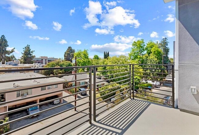 5222 Vantage Ave, Unit 12147-301 in Valley Village, CA - Foto de edificio - Building Photo