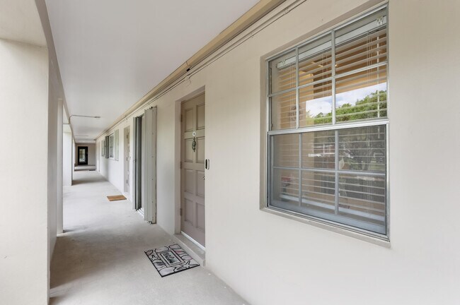 2800 N Palm Aire Dr in Pompano Beach, FL - Building Photo - Building Photo