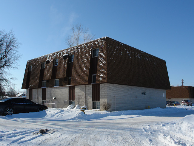 4749 Oberlin Ave in Lorain, OH - Foto de edificio - Building Photo