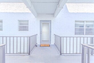 3000 Sunrise Lakes Dr W in Sunrise, FL - Building Photo - Building Photo