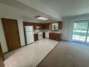 1302 Frank Dr in Wooster, OH - Building Photo - Building Photo