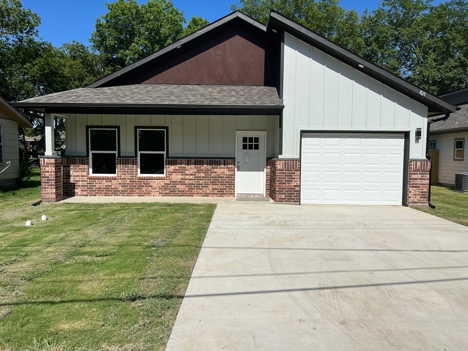 821 Edgar St in Greenville, TX - Building Photo
