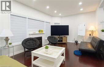 235 Pineland Ct in Waterloo, ON - Building Photo - Building Photo