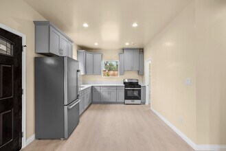 146 S Parish Pl in Burbank, CA - Foto de edificio - Building Photo