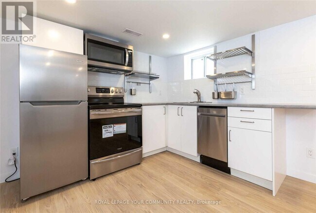 1370 Woodbine Ave in Toronto, ON - Building Photo - Building Photo