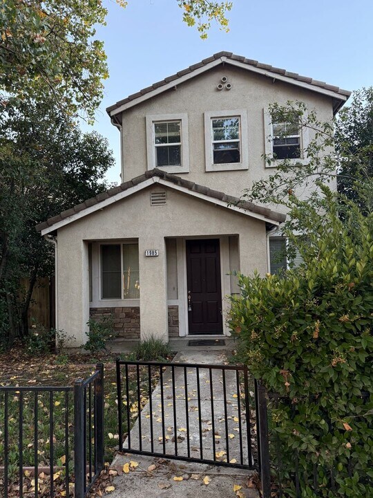 1985 Linden Rd in West Sacramento, CA - Building Photo