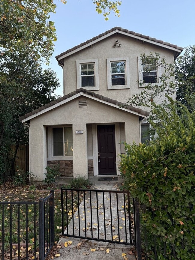 property at 1985 Linden Rd