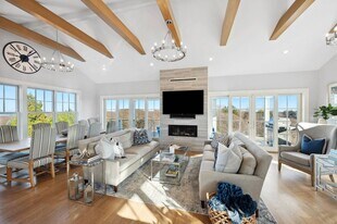 21 N Farragut Rd in Montauk, NY - Building Photo