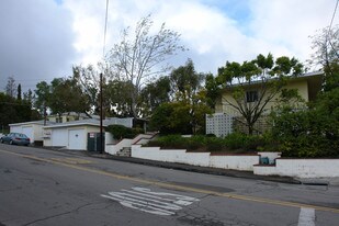 301-325 W Elder St in Fallbrook, CA - Building Photo