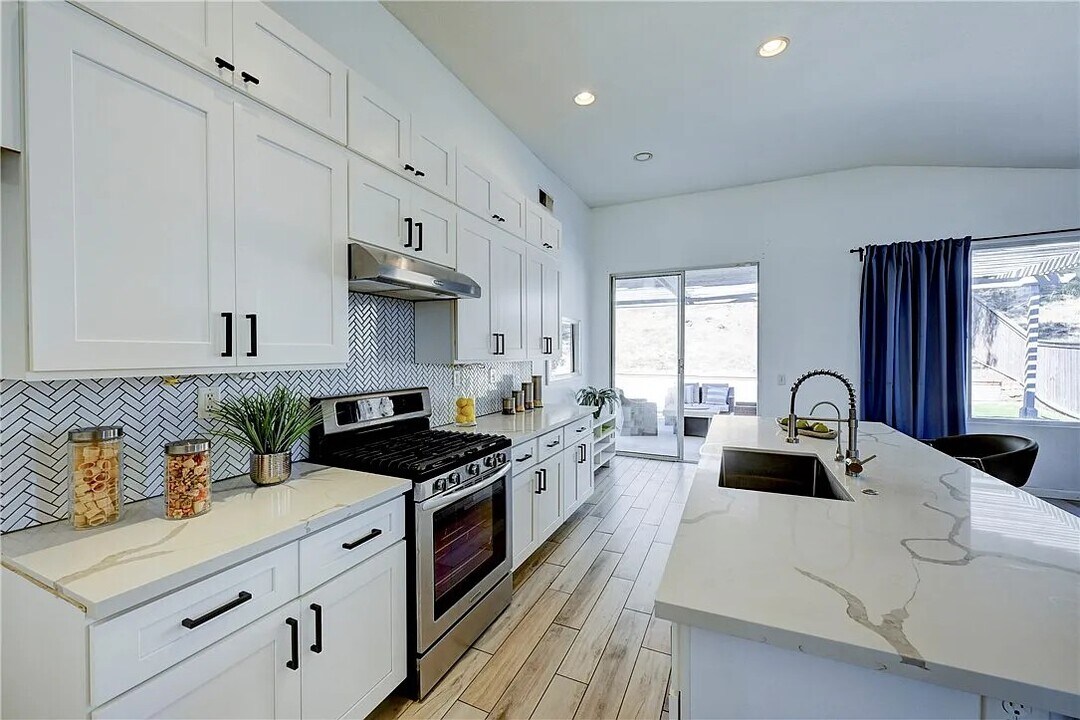 27507 Fallbrook Ct in Corona, CA - Building Photo