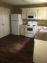 325 Dubose St in Ellisville, MS - Building Photo