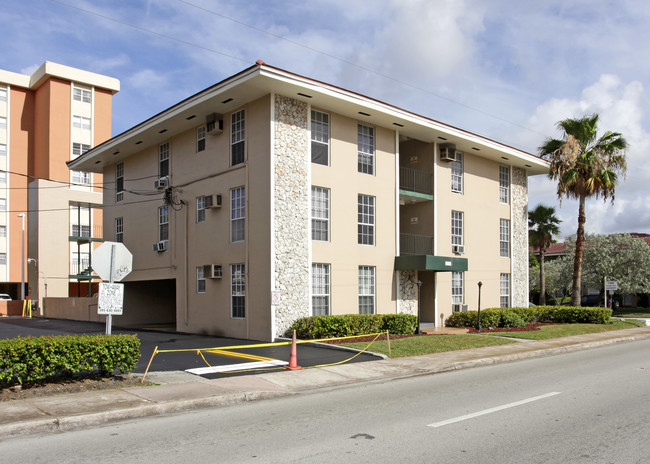 1400 Douglas Rd in Miami, FL - Building Photo - Building Photo