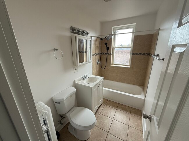 5521 W Farragut Ave in Chicago, IL - Building Photo - Building Photo
