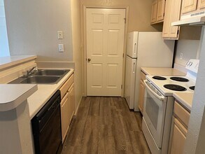 CLEAR CREEK APARTMENTS in North Manchester, IN - Foto de edificio - Building Photo