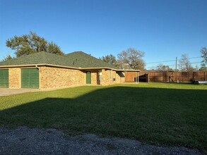 450 W Houston St in Highlands, TX - Building Photo - Building Photo