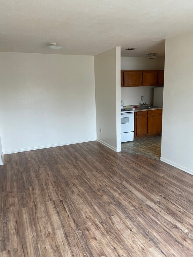 1691 Robinwood Ave, Unit 102 in Lakewood, OH - Foto de edificio - Building Photo