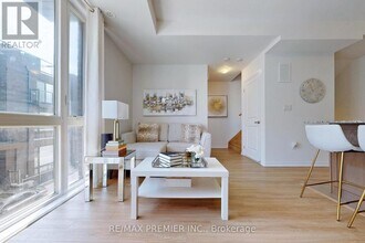 32 Fieldway Rd in Toronto, ON - Building Photo - Building Photo