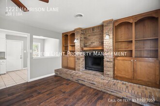1221 Harrison Ln in Hurst, TX - Building Photo - Building Photo