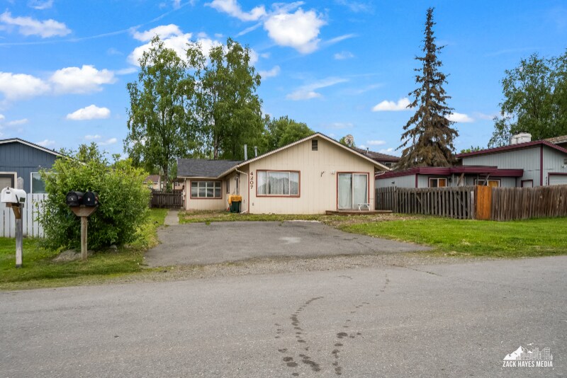 4207 Hayes St in Anchorage, AK - Building Photo