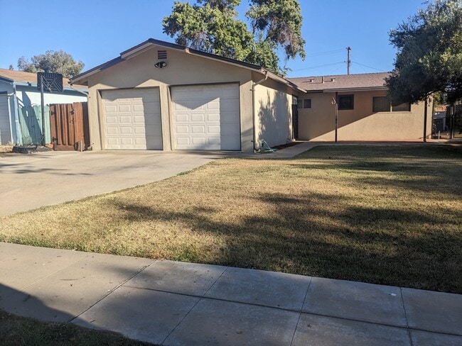 3161 W Swift Ave in Fresno, CA - Building Photo - Building Photo