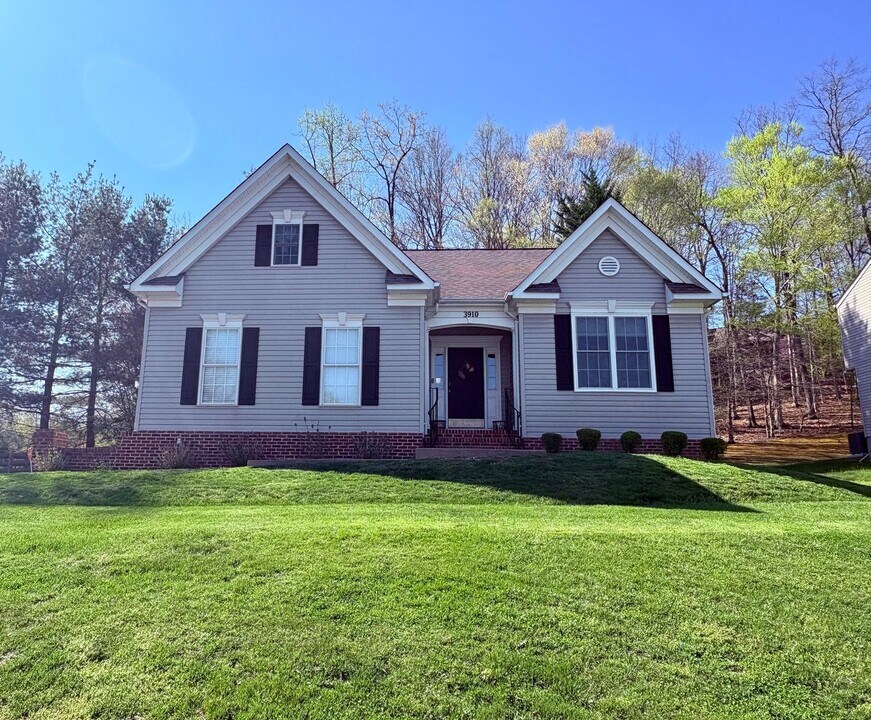 3910 Lynnhaven Ln in Fredericksburg, VA - Building Photo