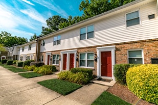 Churchland Square in Portsmouth, VA - Building Photo