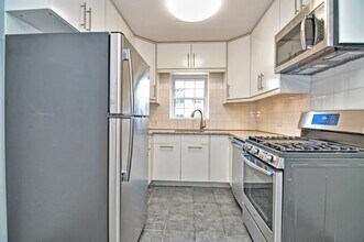 35 Lake Shore Ct, Unit 2-2 in Boston, MA - Building Photo - Building Photo