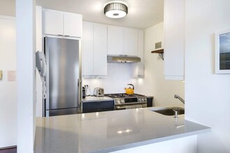 30 W 61st St in New York, NY - Building Photo - Building Photo