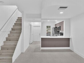 8 Key W Ct in Weston, FL - Foto de edificio - Building Photo