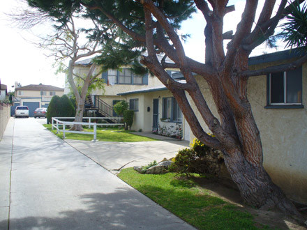 2320-24 1/2 W. 250th St. in Lomita, CA - Foto de edificio