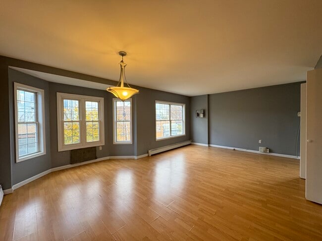 35 Fairview Ave, Unit 2 in Jersey City, NJ - Foto de edificio - Building Photo