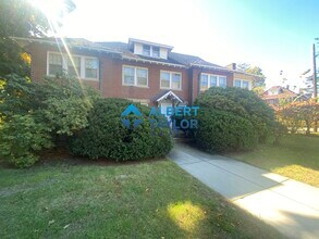 200 Commonwealth Ave, Unit 1 in Chestnut Hill, MA - Building Photo - Building Photo