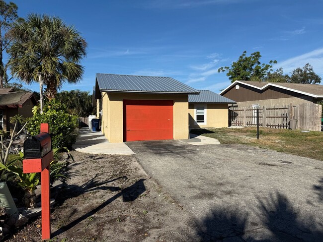 144 Christie Ave in Sarasota, FL - Building Photo - Building Photo