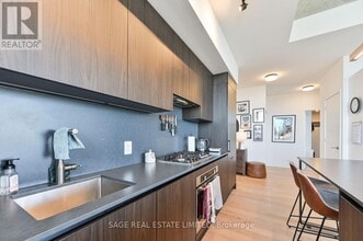 2720 Dundas St W in Toronto, ON - Building Photo - Building Photo