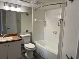 345 Lakepointe Dr, Unit 204 in Altamonte Springs, FL - Building Photo