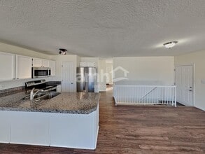 8384 S Etude Dr in West Jordan, UT - Foto de edificio - Building Photo