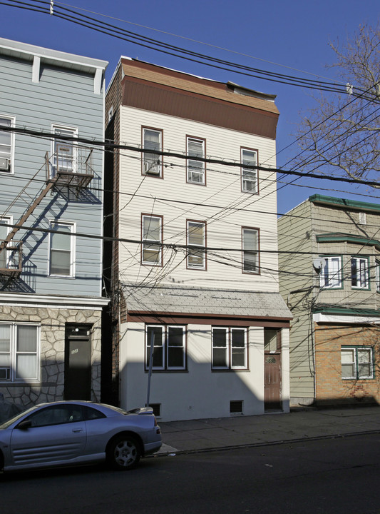 333 Avenue E in Bayonne, NJ - Building Photo