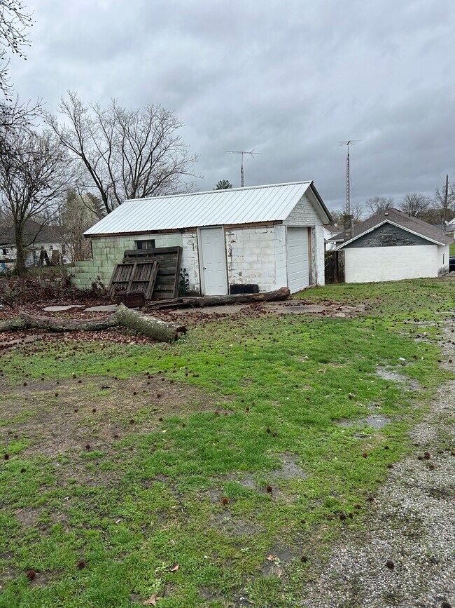 404 S Thomas St, Unit K66 in Christopher, IL - Foto de edificio - Building Photo