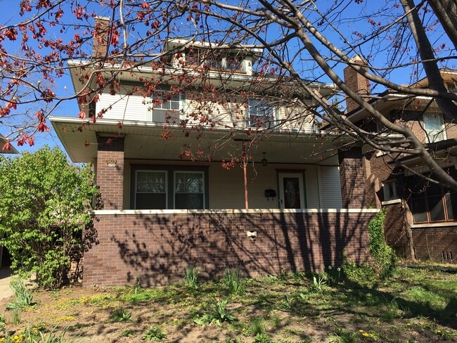 property at 905 N Rebecca Pl