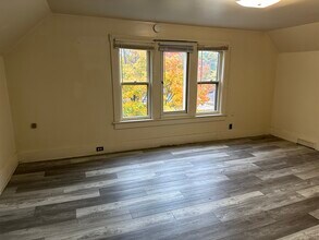 1221 Summit St in Eau Claire, WI - Building Photo - Building Photo