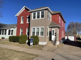 556 E 5th St, Unit 1 in Winona, MN - Building Photo